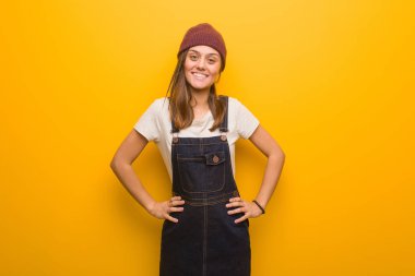 Kalça elleri ile genç hipster kadın