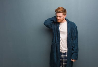 Pijama genç Redhead adam boyun ağrısı acı