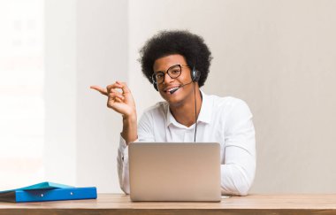 Parmak ile yan işaret genç telemarketer siyah adam