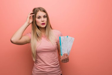 Genç güzel Rus kız endişeli ve boğulmuş. Bir uçak bileti tutuyor..