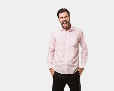 Genç yakışıklı adam çok öfkeli ve saldırgan çığlık