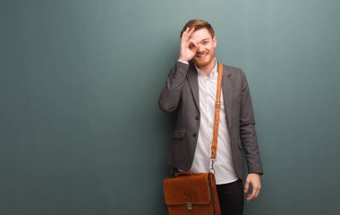 Genç Redhead iş adam göz üzerinde ok jest yapıyor emin