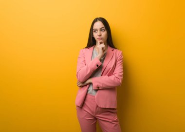 Genç modern iş kadını şüpheden ve karıştı