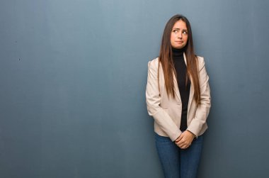 Genç iş kadını hakkında bir fikir düşünüyorum