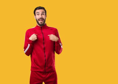 Genç Fitness adam sürpriz, başarılı ve müreffeh hissediyor