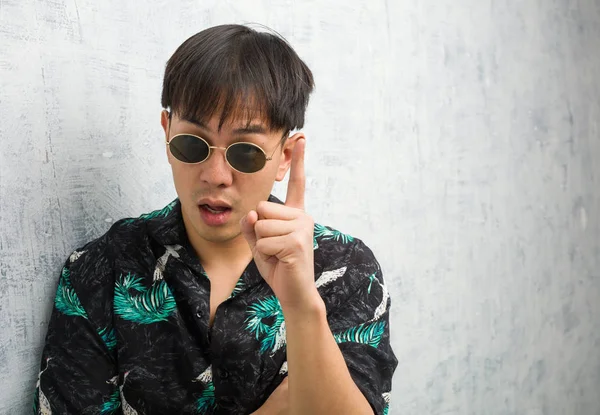 Jovem Chinês Vestindo Roupa Verão Tendo Uma Ideia Conceito Inspiração — Fotografia de Stock