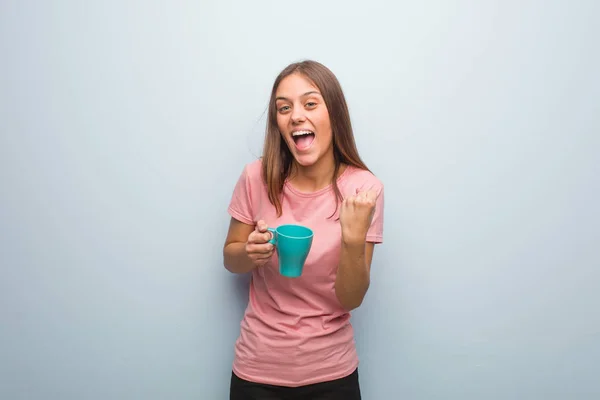 Young Pretty Caucasian Woman Surprised Shocked She Holding Mug — Stock Photo, Image