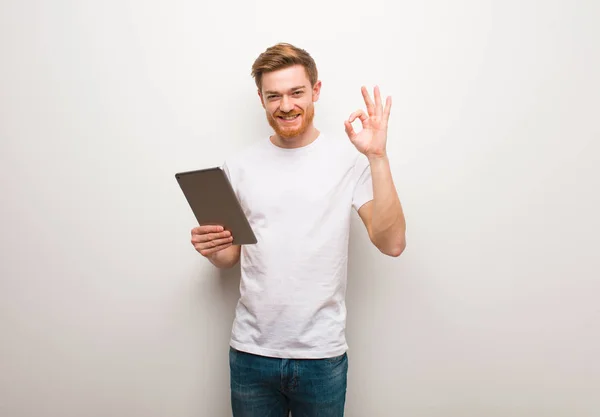 Joven Pelirrojo Alegre Confiado Haciendo Buen Gesto Sosteniendo Una Tableta — Foto de Stock