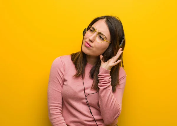 Jovem Mulher Bonito Ouvir Música Tentar Ouvir Uma Fofoca — Fotografia de Stock