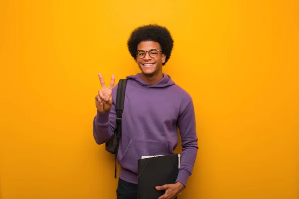 Jovem Estudante Afro Americano Mostrando Número Dois — Fotografia de Stock