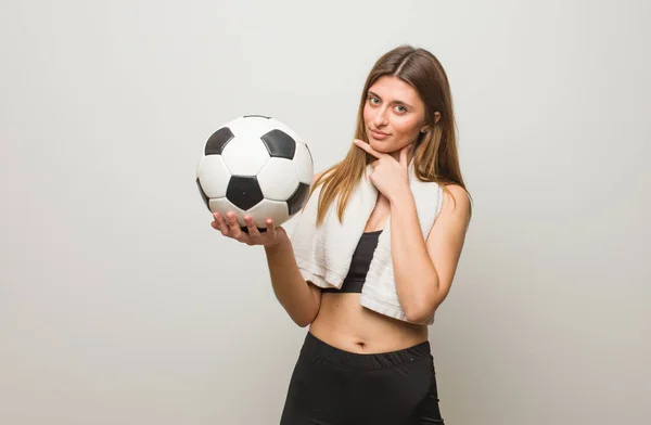 Młoda Fitness Rosyjska Kobieta Myśląc Idei Trzymanie Piłki Nożnej — Zdjęcie stockowe