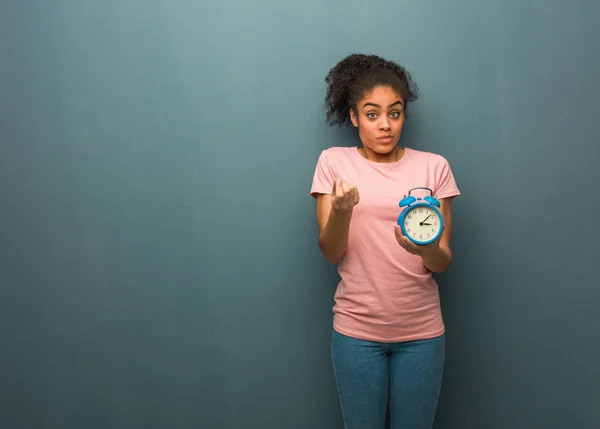 Jonge Zwarte Vrouw Doet Een Gebaar Van Nood Houdt Een — Stockfoto