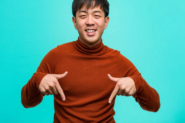 Młody Chiński Mężczyzna Wskazując Dno Palcami — Zdjęcie stockowe