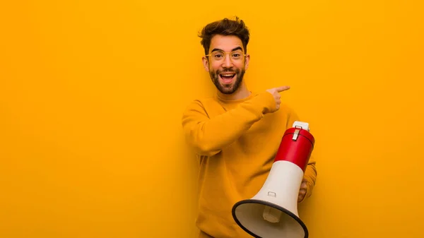 Ung Man Innehar Megafon Som Pekar Sidan Med Finger — Stockfoto