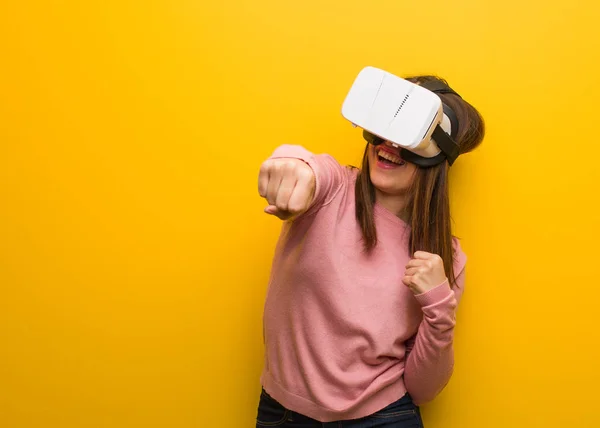 Jovem Bonito Mulher Vestindo Virtual Realidade Googles Mostrando Punho Para — Fotografia de Stock