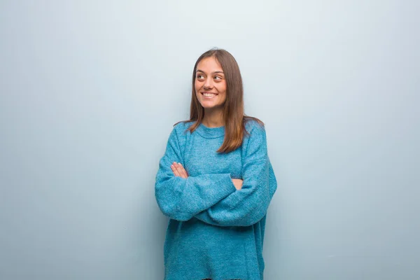 Mujer Bonita Joven Con Suéter Azul Sonriendo Confiado Cruzando Los —  Fotos de Stock