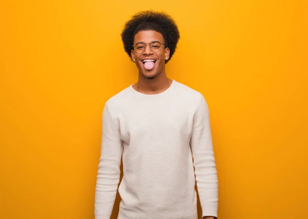 Jovem Homem Americano Africano Sobre Uma Parede Laranja Engraçada Amigável — Fotografia de Stock