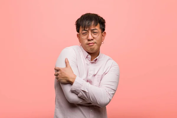 抱擁を与える若い中国人男性 — ストック写真