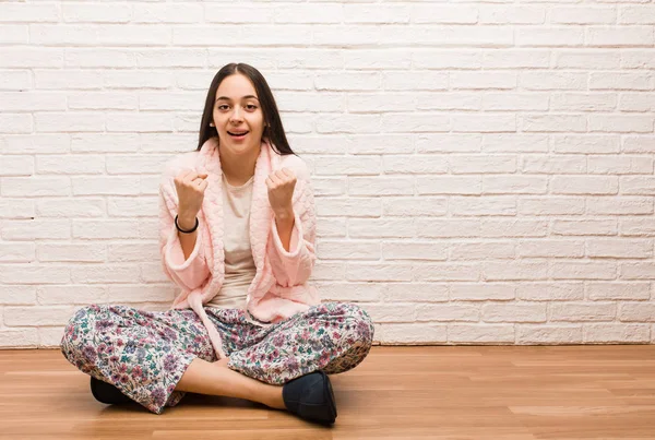 Jonge Vrouw Die Het Dragen Van Pyjama Verrast Geschokt — Stockfoto