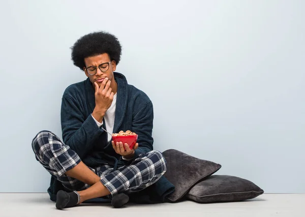 Jeune Homme Noir Assis Prendre Petit Déjeuner Douteux Confus — Photo