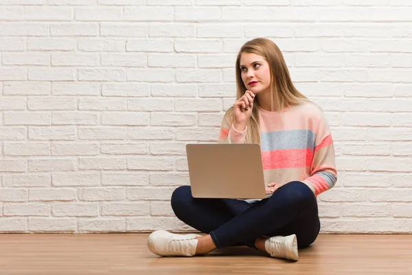 Jonge Russische Student Vrouw Zit Twijfelen Verward — Stockfoto