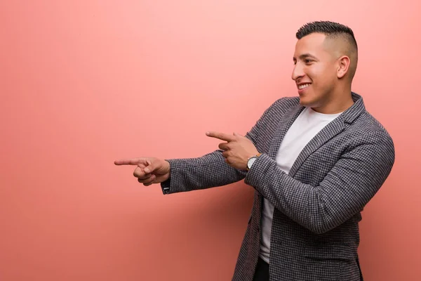 Jovem Homem Latino Elegante Apontando Para Lado Com Dedo — Fotografia de Stock