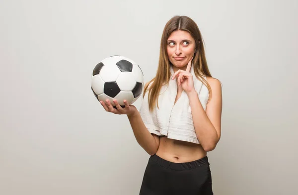 Joven Mujer Rusa Fitness Pensando Una Idea Sosteniendo Una Pelota — Foto de Stock