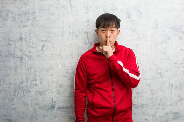 Joven Deporte Fitness Chino Mantener Secreto Pedir Silencio —  Fotos de Stock