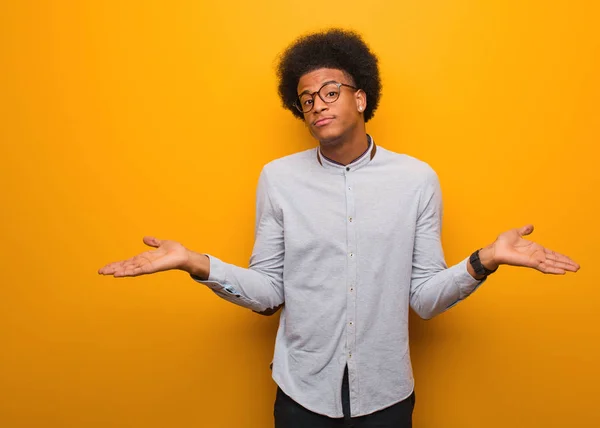 Jovem Homem Afro Americano Sobre Uma Parede Laranja Duvidar Ombros — Fotografia de Stock