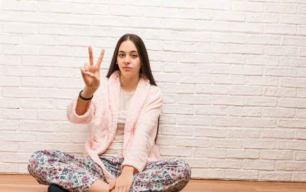 Jonge Vrouw Dragen Pyjama Resultaat Nummer Twee — Stockfoto