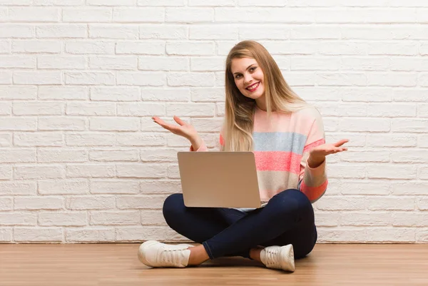 Joven Estudiante Rusa Sentada Dudando Encogiéndose Hombros — Foto de Stock