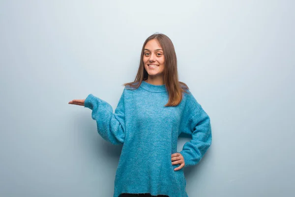 Jonge Mooie Vrouw Het Dragen Van Een Blauwe Trui Bedrijf — Stockfoto