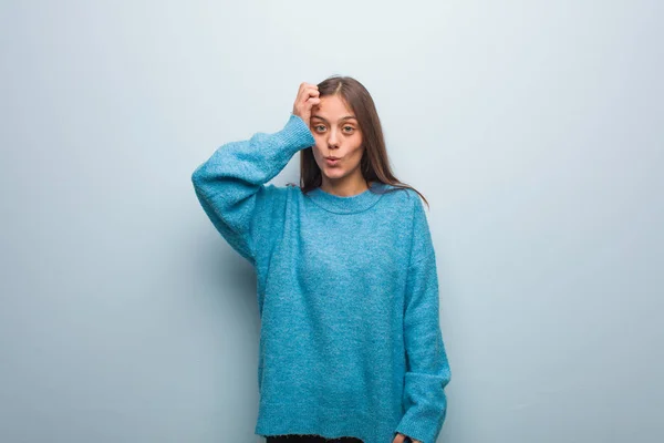 Jovem Mulher Bonita Vestindo Uma Camisola Azul Preocupado Sobrecarregado — Fotografia de Stock