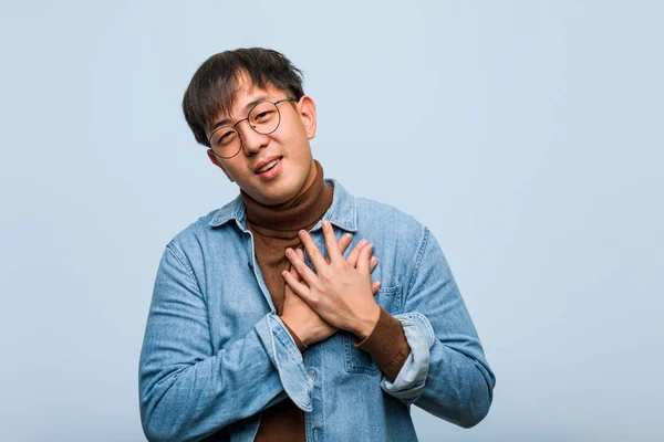 Genç Çinli Adam Romantik Bir Jest Yapıyor — Stok fotoğraf