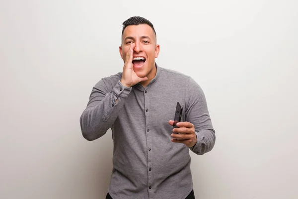 Mladý Latinský Muž Který Drží Telefon Vykřikuje Něco Šťastného Zepředu — Stock fotografie