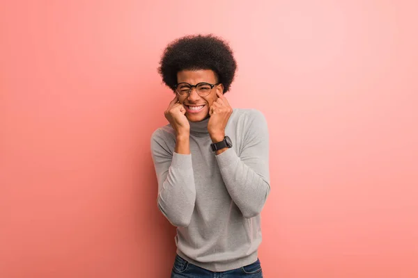 Giovane Uomo Afroamericano Muro Rosa Che Copre Orecchie Con Mani — Foto Stock