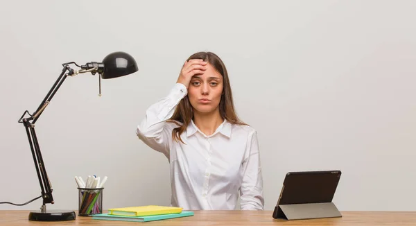 Joven Estudiante Trabajando Escritorio Cansada Muy Somnolienta — Foto de Stock