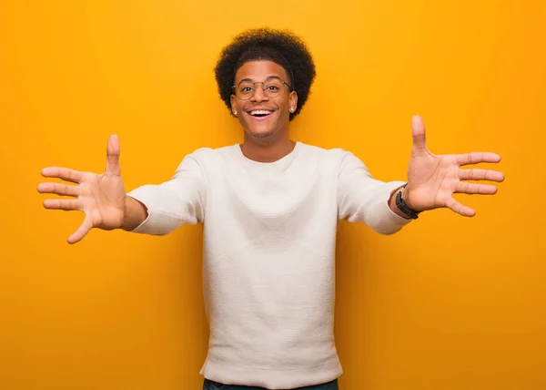 Jeune Homme Afro Américain Sur Mur Orange Très Heureux Donner — Photo