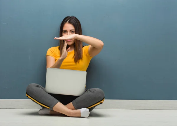 Νεαρή Γυναίκα Κάθεται Στο Πάτωμα Ένα Φορητό Υπολογιστή Κάνοντας Μια — Φωτογραφία Αρχείου