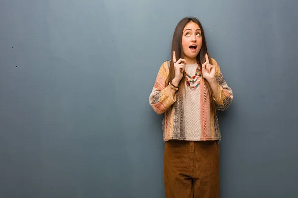 Junge Hippie Frau Überrascht Als Sie Etwas Zeigt — Stockfoto