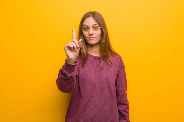 Jovem Mulher Casual Mostrando Número — Fotografia de Stock