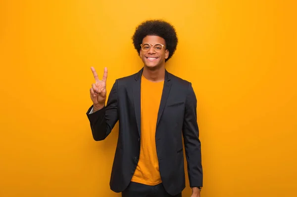 Joven Hombre Afroamericano Negocios Sobre Una Pared Naranja Que Muestra — Foto de Stock