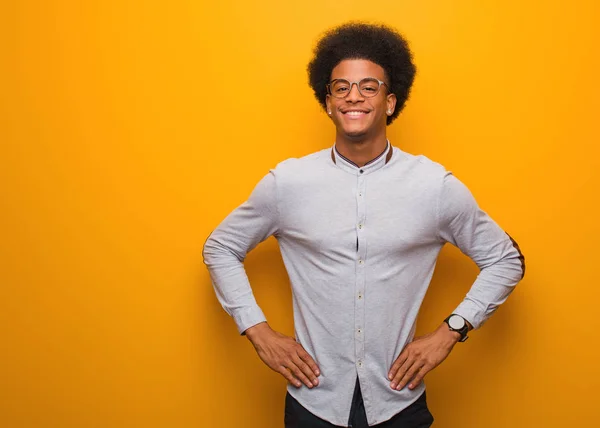 Joven Afroamericano Sobre Una Pared Naranja Con Las Manos Las — Foto de Stock