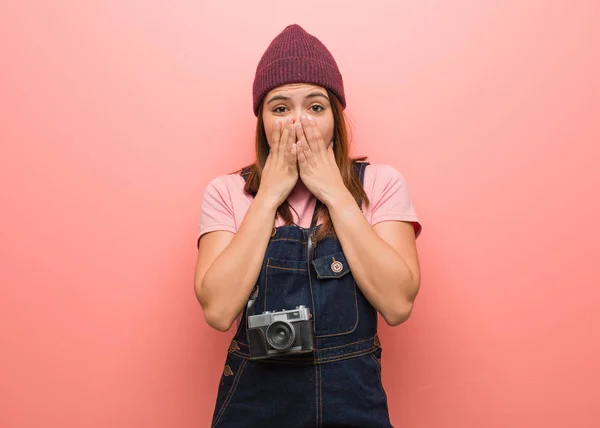 Junge Süße Fotografin Frau Sehr Verängstigt Und Angst Versteckt — Stockfoto