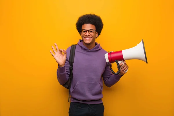 Jovem Homem Afro Americano Segurandoinga Megafone Alegre Confiante Fazendo Gesto — Fotografia de Stock