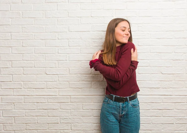 Jeune Femme Cool Sur Mur Briques Donnant Câlin — Photo