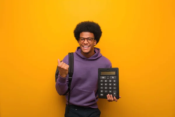 Jovem Estudante Afro Americano Segurando Uma Calculadora Surpreso Chocado — Fotografia de Stock