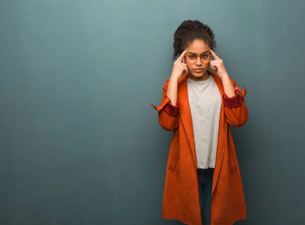 Joven Afroamericana Negra Con Ojos Azules Haciendo Gesto Concentración — Foto de Stock