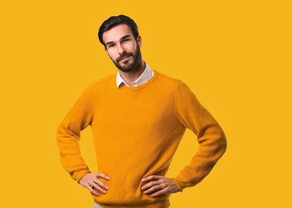 Joven Hombre Natural Con Las Manos Las Caderas —  Fotos de Stock