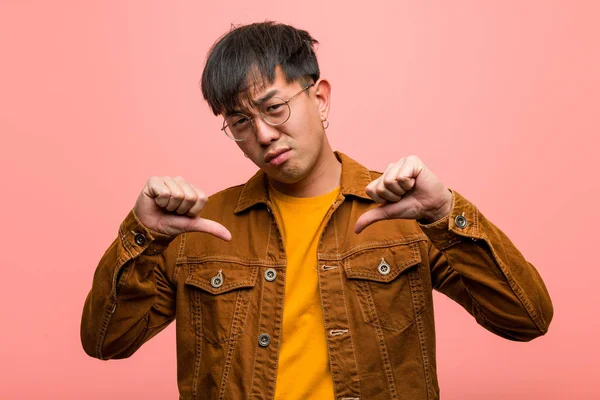 Joven Hombre Chino Con Una Chaqueta Señalando Los Dedos Ejemplo — Foto de Stock